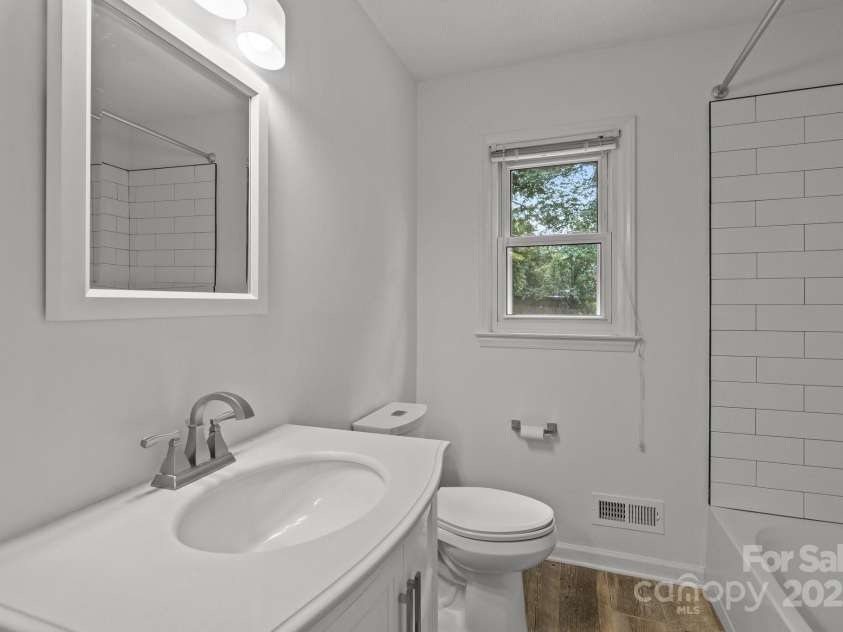 906 Wishing Well Lane, Charlotte, NC 28270.  MLS# CAR4269640, YatesRealty ID 21928. Upstairs secondary bathroom (updated)