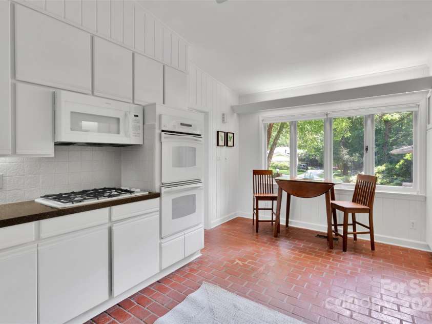 331 Glen Oaks Road, Charlotte, NC 28270.  MLS# CAR4260350, YatesRealty ID 21929. Cute breakfast space overlooking the flower garden