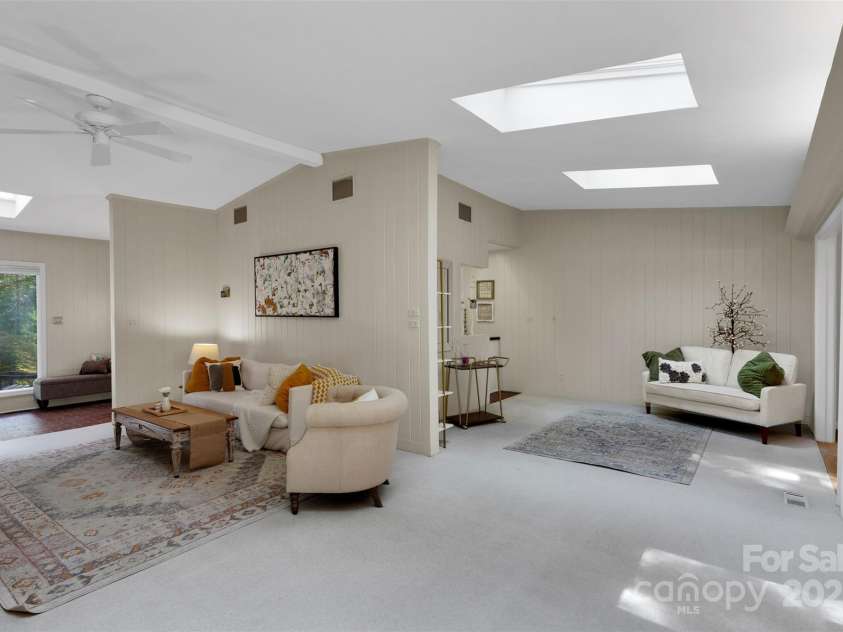 331 Glen Oaks Road, Charlotte, NC 28270.  MLS# CAR4260350, YatesRealty ID 21929. Designated lounge area great for a reading nook or sitting area