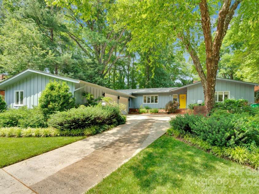 331 Glen Oaks Road, Charlotte, NC 28270.  MLS# CAR4260350, YatesRealty ID 21929. Lovely landscaping