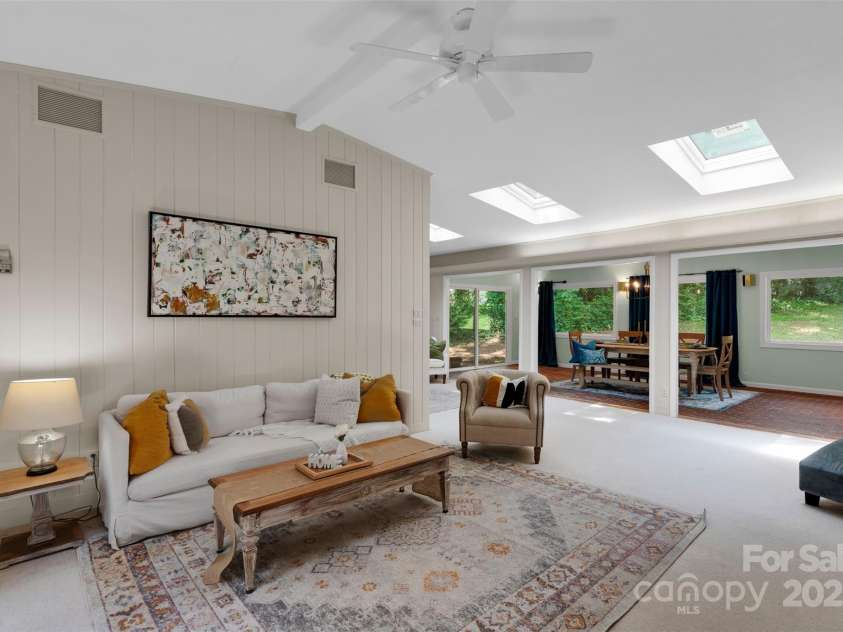 331 Glen Oaks Road, Charlotte, NC 28270.  MLS# CAR4260350, YatesRealty ID 21929. Open concept living/family room with neutral color pallete