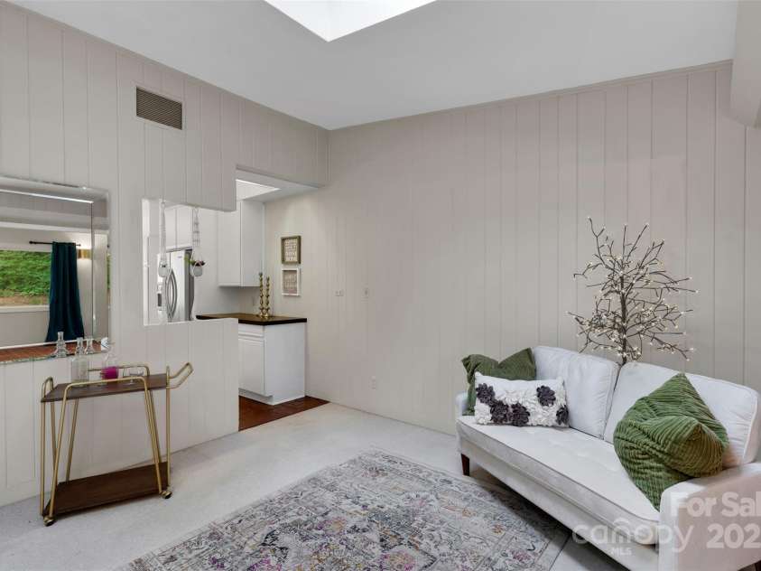 331 Glen Oaks Road, Charlotte, NC 28270.  MLS# CAR4260350, YatesRealty ID 21929. Perfect space for chatting over a few drinks in the bar area