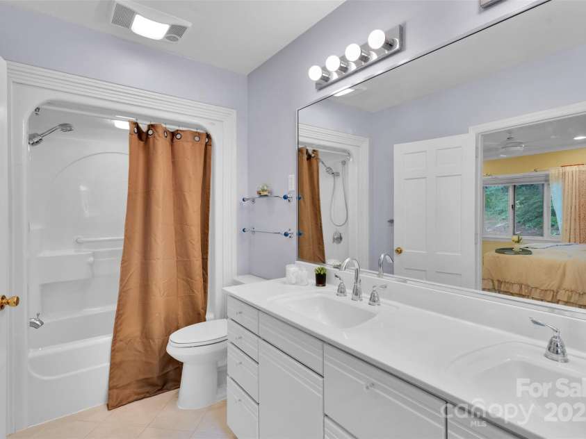 331 Glen Oaks Road, Charlotte, NC 28270.  MLS# CAR4260350, YatesRealty ID 21929. Primary en-suite