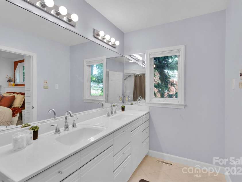 331 Glen Oaks Road, Charlotte, NC 28270.  MLS# CAR4260350, YatesRealty ID 21929. Primary w/ double sinks