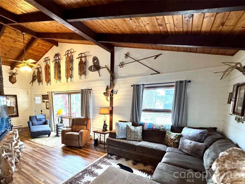 105 Pinnacle Ridge Road, Beech Mountain, NC 28604.  MLS# CAR4334609, YatesRealty ID 2193. 