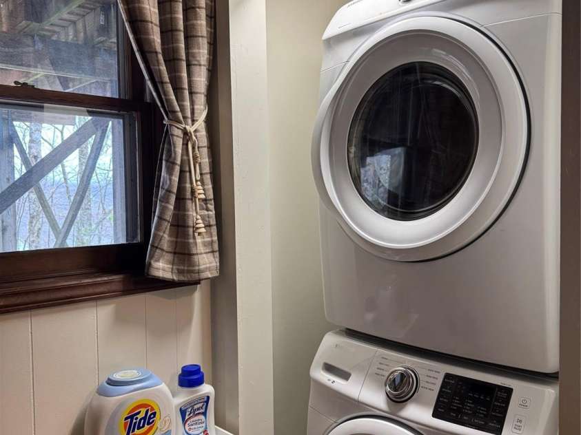 105 Pinnacle Ridge Road, Beech Mountain, NC 28604.  MLS# CAR4334609, YatesRealty ID 2193. 