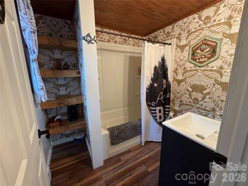 105 Pinnacle Ridge Road, Beech Mountain, NC 28604.  MLS# CAR4334609, YatesRealty ID 2193. 