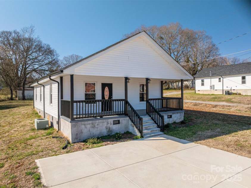 1411 ROSELAND Drive, Lincolnton, NC 28092.  MLS# CAR4228257, YatesRealty ID 2193. 