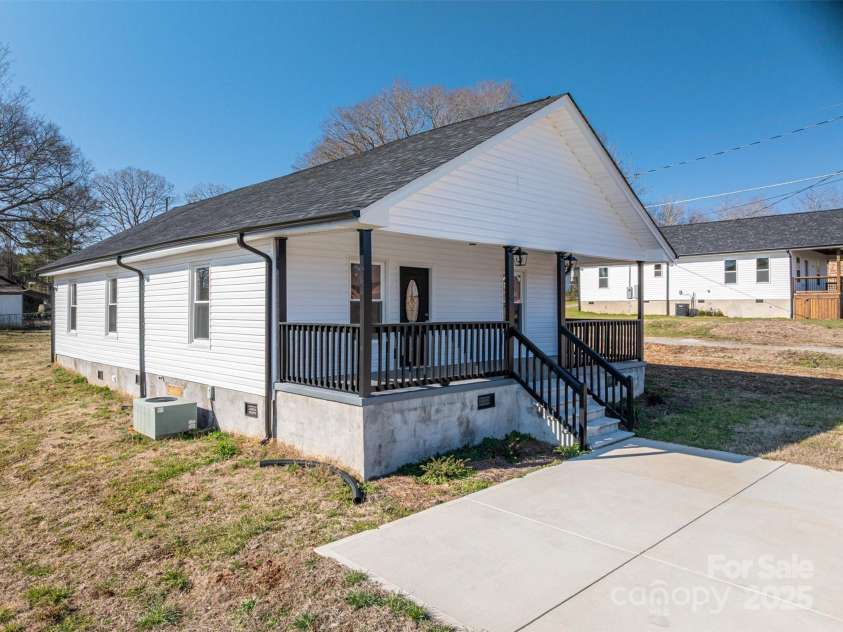 1411 ROSELAND Drive, Lincolnton, NC 28092.  MLS# CAR4228257, YatesRealty ID 2193. 