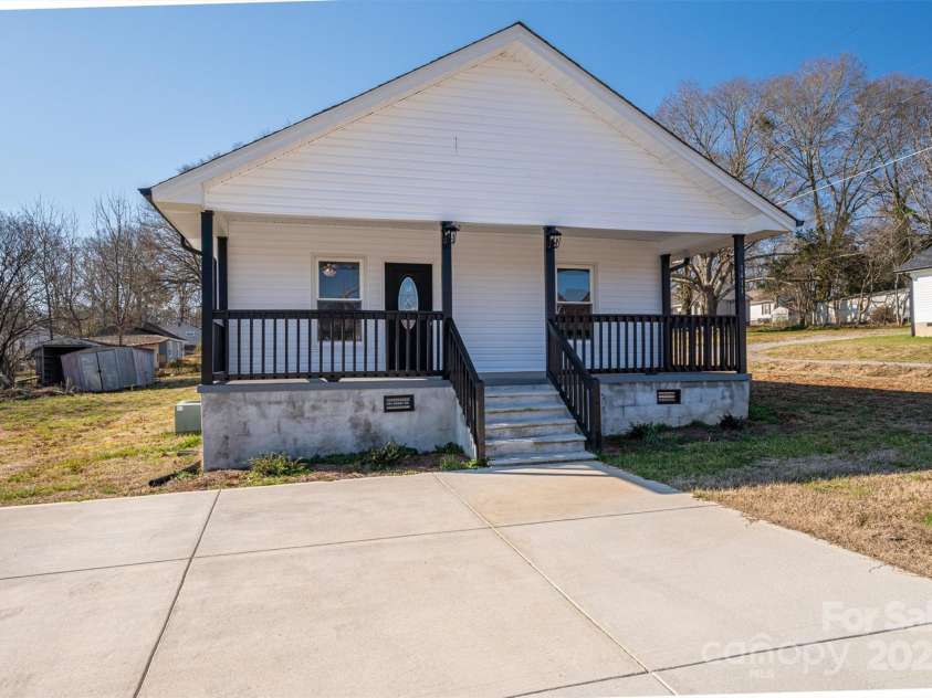 1411 ROSELAND Drive, Lincolnton, NC 28092.  MLS# CAR4228257, YatesRealty ID 2193. 