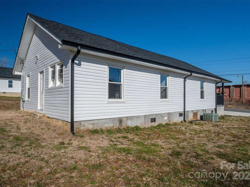 1411 ROSELAND Drive, Lincolnton, NC 28092.  MLS# CAR4228257, YatesRealty ID 2193. 