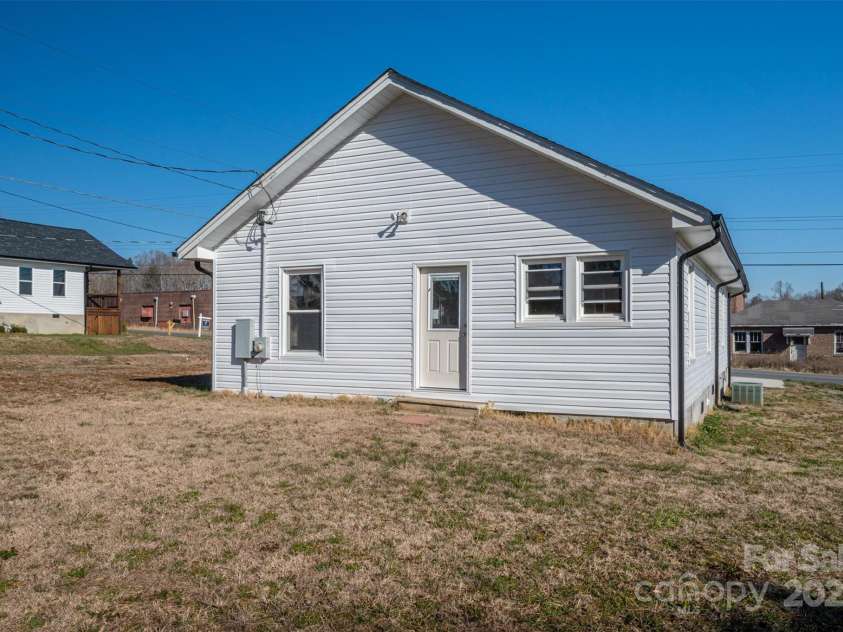 1411 ROSELAND Drive, Lincolnton, NC 28092.  MLS# CAR4228257, YatesRealty ID 2193. 