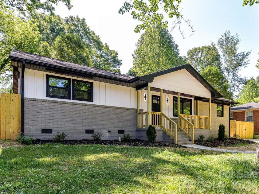 3132 Sudbury Road, Charlotte, NC 28205.  MLS# CAR4373798, YatesRealty ID 21932. 