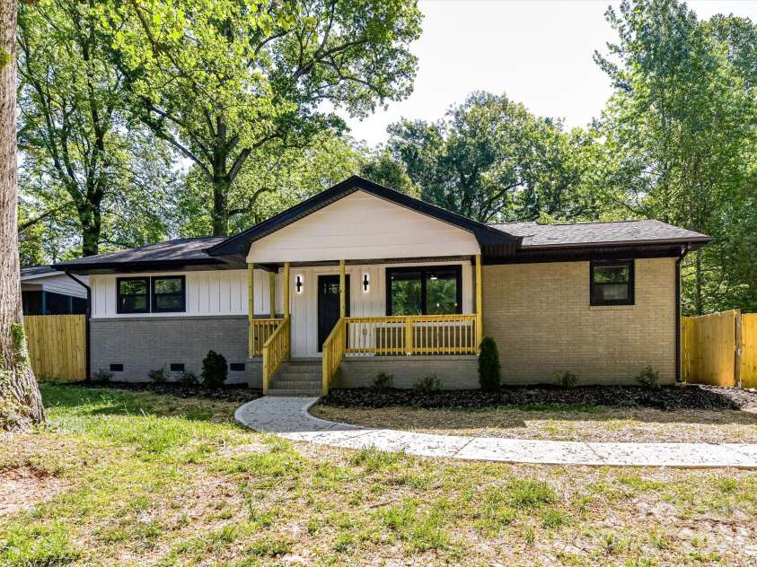 3132 Sudbury Road, Charlotte, NC 28205.  MLS# CAR4373798, YatesRealty ID 21932. 