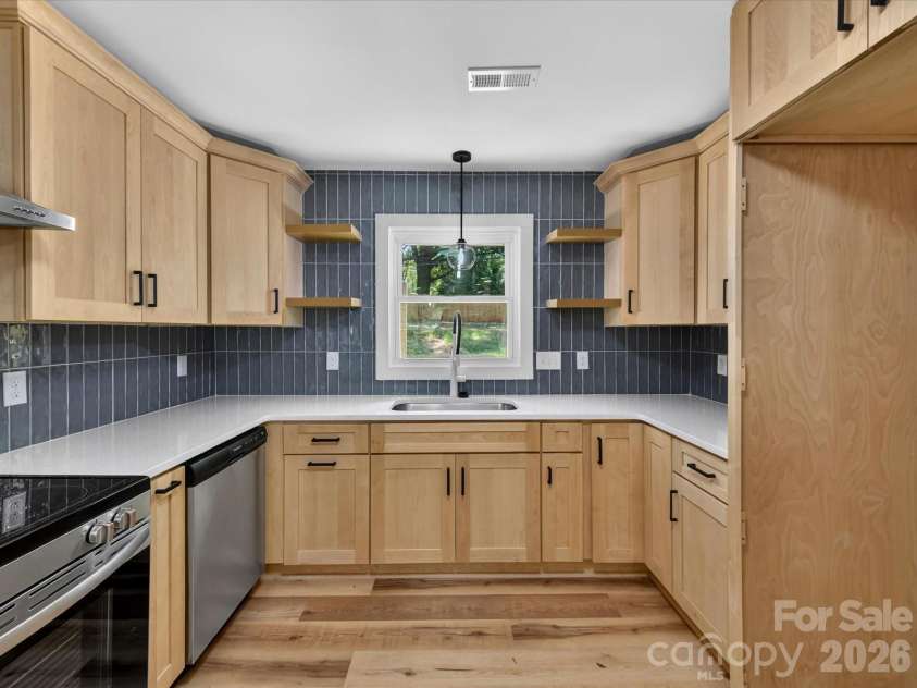 3132 Sudbury Road, Charlotte, NC 28205.  MLS# CAR4373798, YatesRealty ID 21932. 