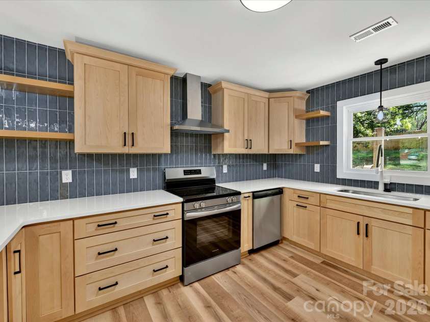 3132 Sudbury Road, Charlotte, NC 28205.  MLS# CAR4373798, YatesRealty ID 21932. 