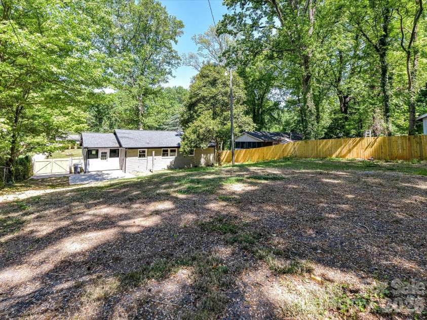 3132 Sudbury Road, Charlotte, NC 28205.  MLS# CAR4373798, YatesRealty ID 21932. 