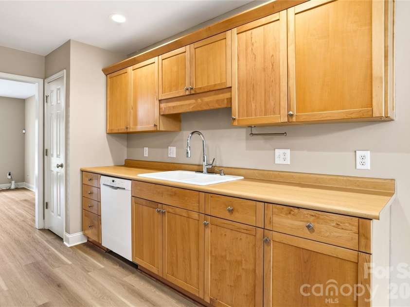 4945 Grassy Creek Road, Denver, NC 28037.  MLS# CAR4380541, YatesRealty ID 21933. Kitchen