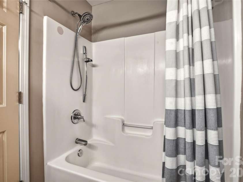 4945 Grassy Creek Road, Denver, NC 28037.  MLS# CAR4380541, YatesRealty ID 21933. Primary Bath