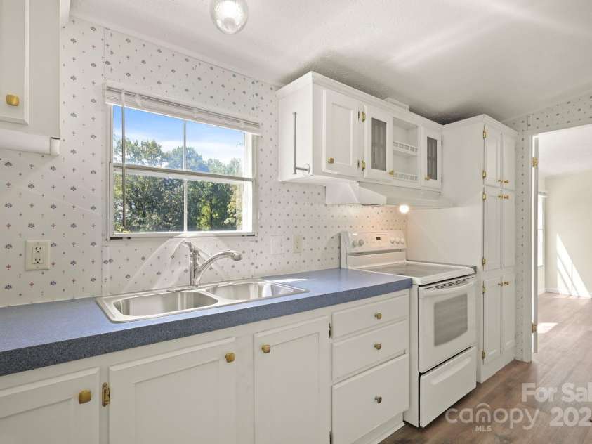 1884 Kensway Drive, Hudson, NC 28638.  MLS# CAR4287271, YatesRealty ID 21934. Kitchen
