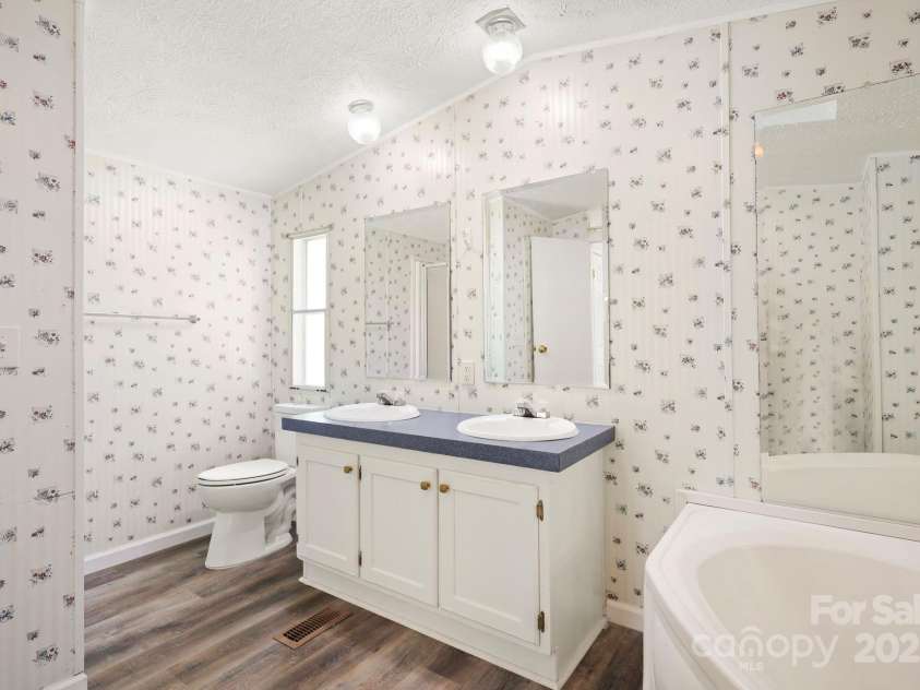 1884 Kensway Drive, Hudson, NC 28638.  MLS# CAR4287271, YatesRealty ID 21934. Primary Bedroom