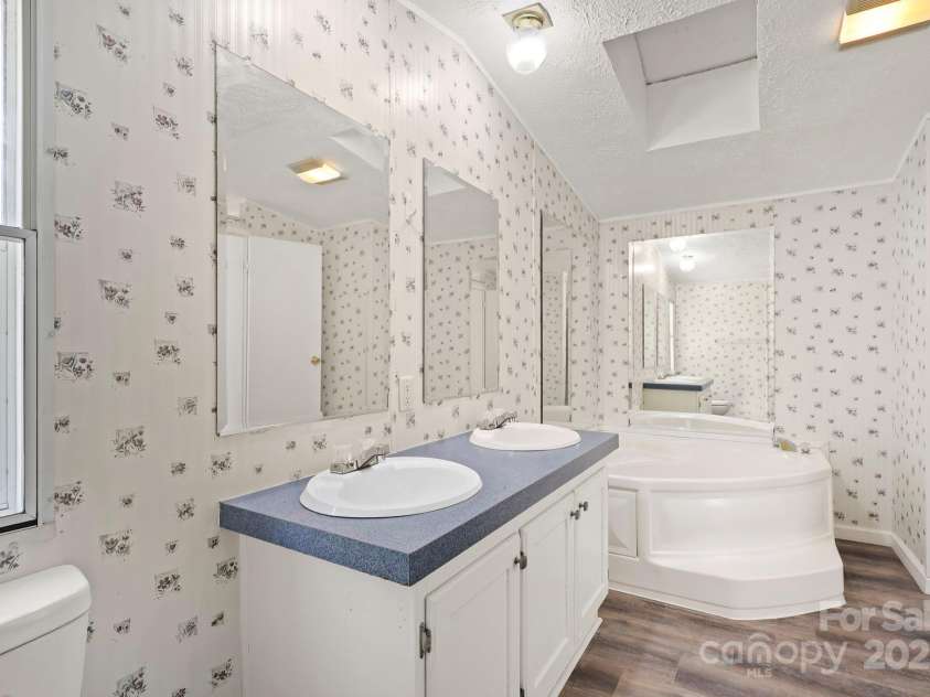 1884 Kensway Drive, Hudson, NC 28638.  MLS# CAR4287271, YatesRealty ID 21934. Primary Bedroom