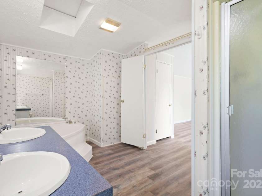 1884 Kensway Drive, Hudson, NC 28638.  MLS# CAR4287271, YatesRealty ID 21934. Primary Bedroom