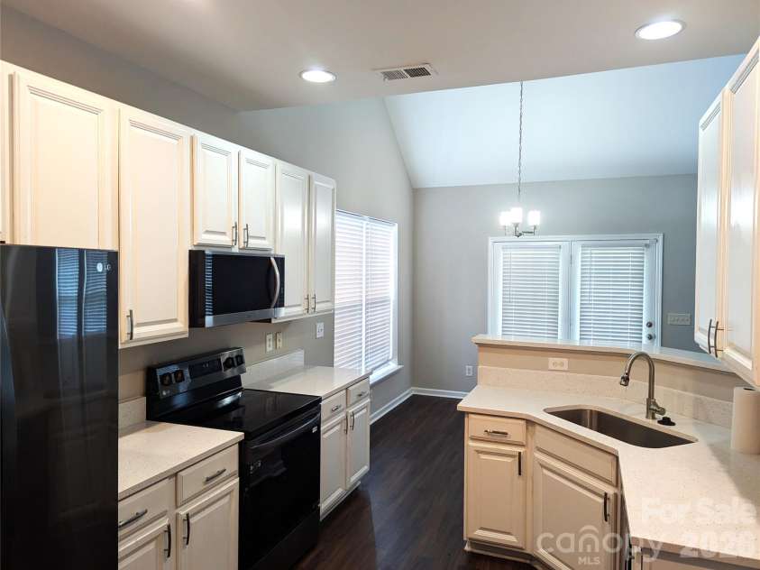 10932 STONE TRAIL Road, Charlotte, NC 28213.  MLS# CAR4410560, YatesRealty ID 21935. Kitchen