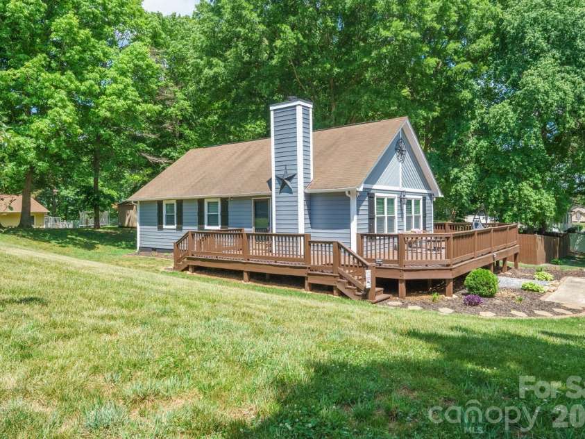 2050 16th Avenue Place, Hickory, NC 28602.  MLS# CAR4373208, YatesRealty ID 21936. 