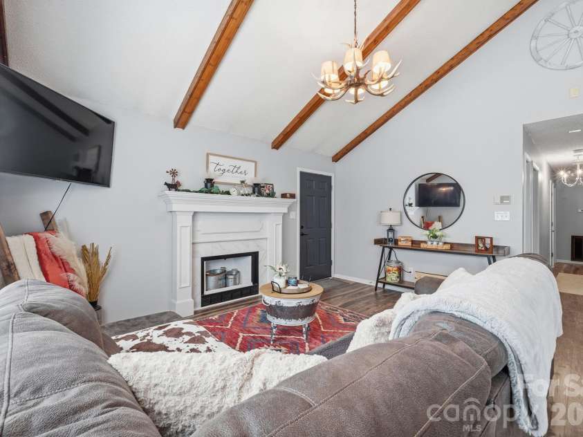 2050 16th Avenue Place, Hickory, NC 28602.  MLS# CAR4373208, YatesRealty ID 21936. 