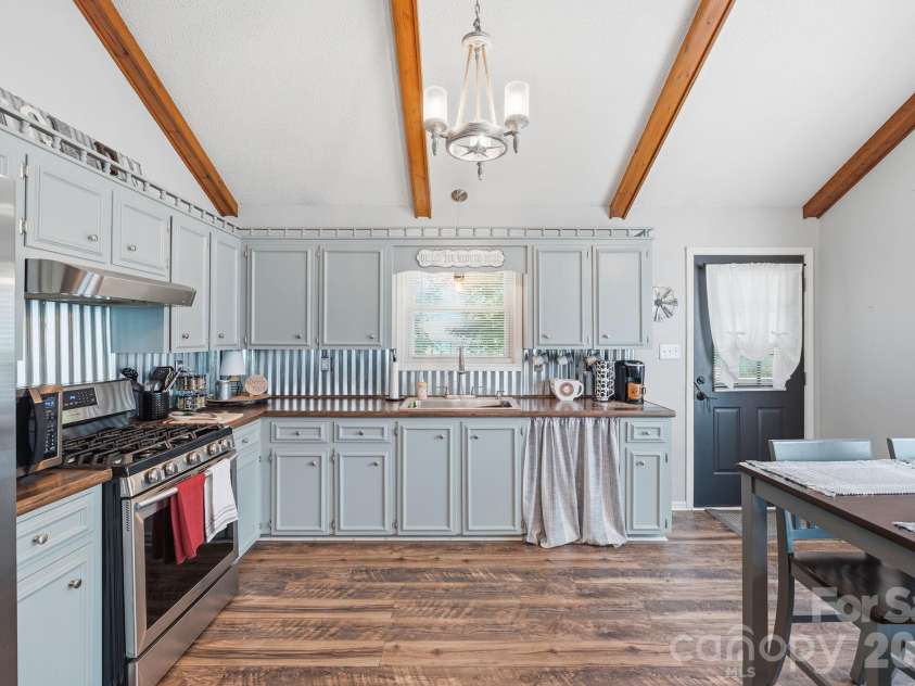 2050 16th Avenue Place, Hickory, NC 28602.  MLS# CAR4373208, YatesRealty ID 21936. 