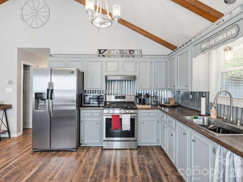 2050 16th Avenue Place, Hickory, NC 28602.  MLS# CAR4373208, YatesRealty ID 21936. 