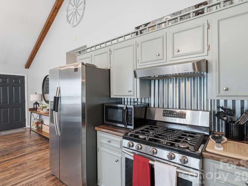 2050 16th Avenue Place, Hickory, NC 28602.  MLS# CAR4373208, YatesRealty ID 21936. 