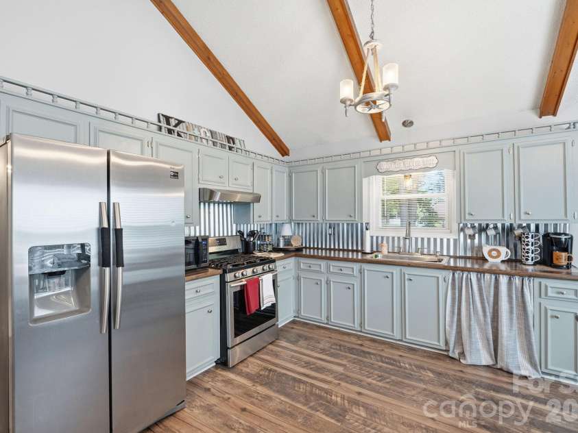 2050 16th Avenue Place, Hickory, NC 28602.  MLS# CAR4373208, YatesRealty ID 21936. 