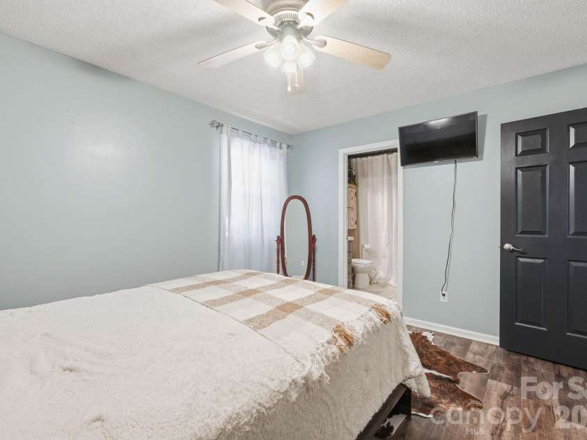 2050 16th Avenue Place, Hickory, NC 28602.  MLS# CAR4373208, YatesRealty ID 21936. 