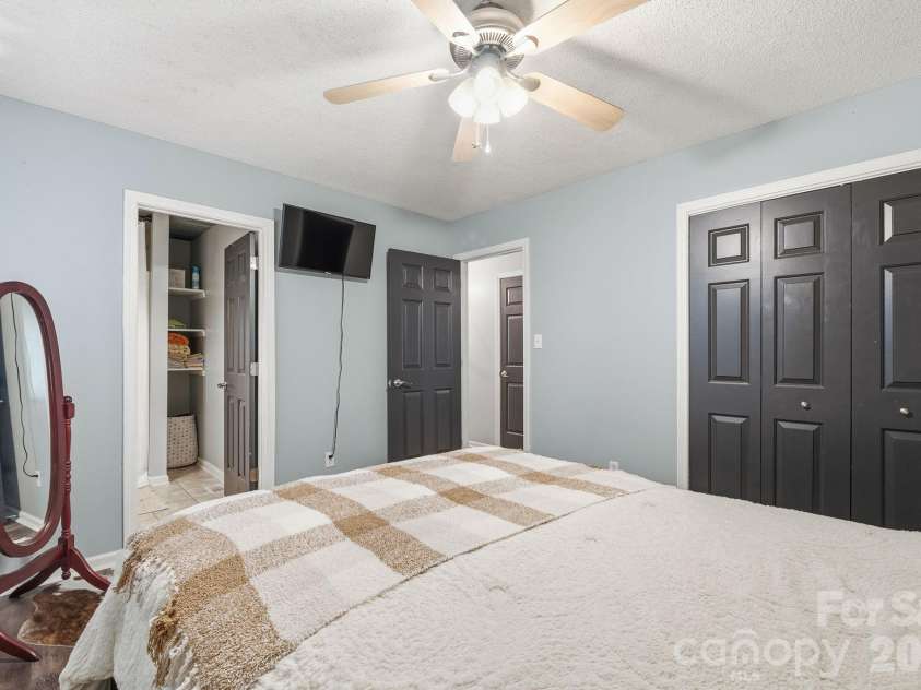 2050 16th Avenue Place, Hickory, NC 28602.  MLS# CAR4373208, YatesRealty ID 21936. 