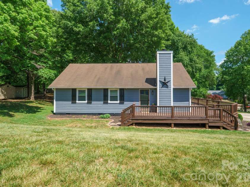 2050 16th Avenue Place, Hickory, NC 28602.  MLS# CAR4373208, YatesRealty ID 21936. 