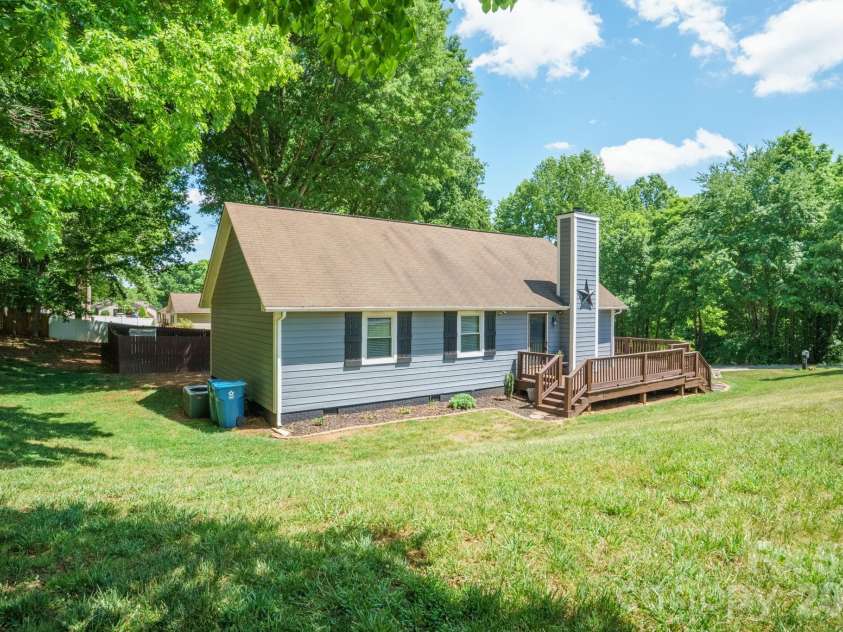 2050 16th Avenue Place, Hickory, NC 28602.  MLS# CAR4373208, YatesRealty ID 21936. 