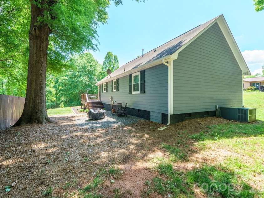 2050 16th Avenue Place, Hickory, NC 28602.  MLS# CAR4373208, YatesRealty ID 21936. 