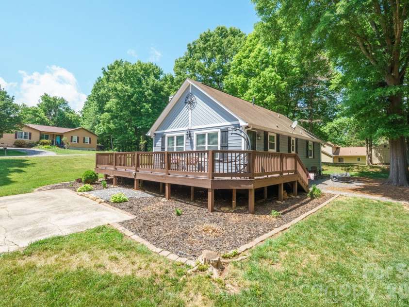 2050 16th Avenue Place, Hickory, NC 28602.  MLS# CAR4373208, YatesRealty ID 21936. 