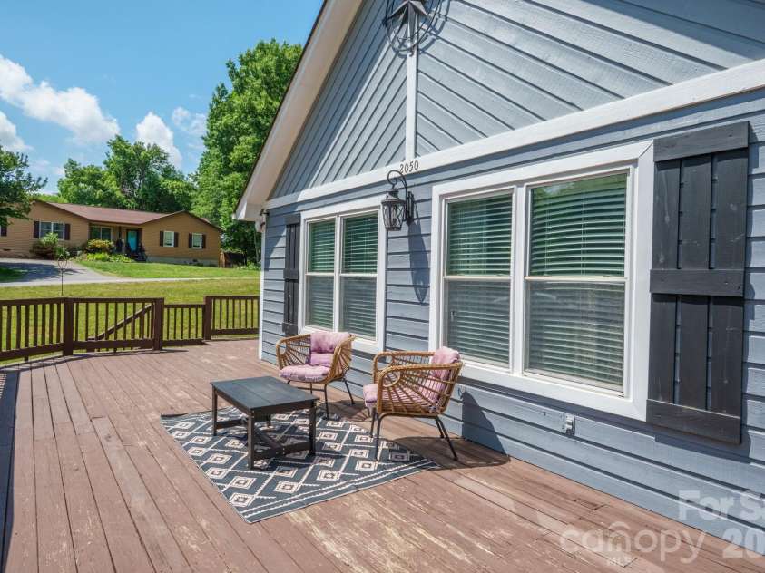 2050 16th Avenue Place, Hickory, NC 28602.  MLS# CAR4373208, YatesRealty ID 21936. 