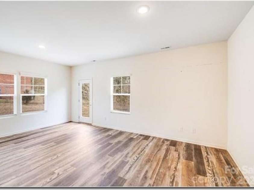 615 11th Street, Hickory, NC 28602.  MLS# CAR4329724, YatesRealty ID 21938. 