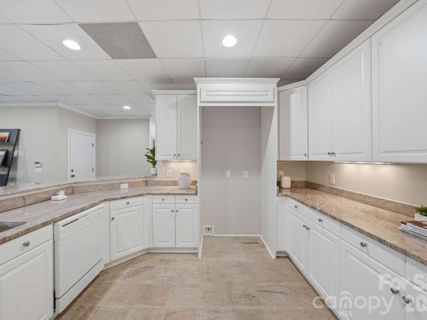 1120 Chollywood Drive, Charlotte, NC 28211.  MLS# CAR4372773, YatesRealty ID 21940. 