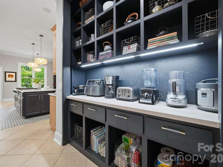 1120 Chollywood Drive, Charlotte, NC 28211.  MLS# CAR4372773, YatesRealty ID 21940. 
