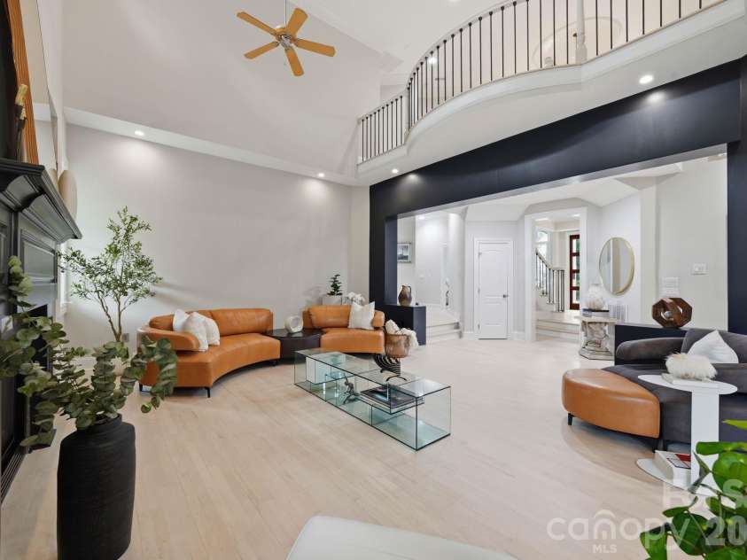 1120 Chollywood Drive, Charlotte, NC 28211.  MLS# CAR4372773, YatesRealty ID 21940. 