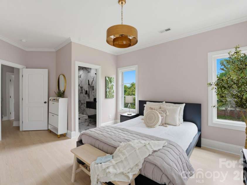 1120 Chollywood Drive, Charlotte, NC 28211.  MLS# CAR4372773, YatesRealty ID 21940. 