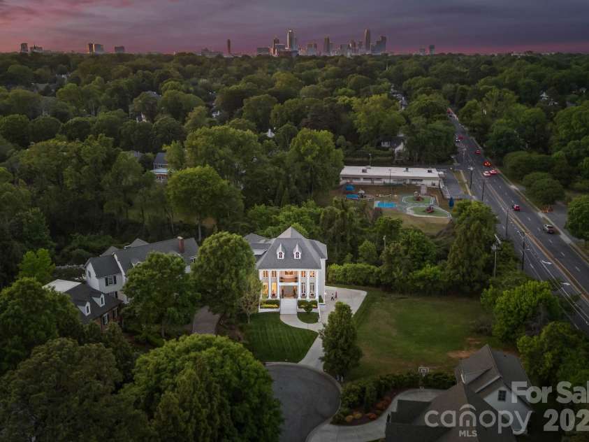 1120 Chollywood Drive, Charlotte, NC 28211.  MLS# CAR4372773, YatesRealty ID 21940. 