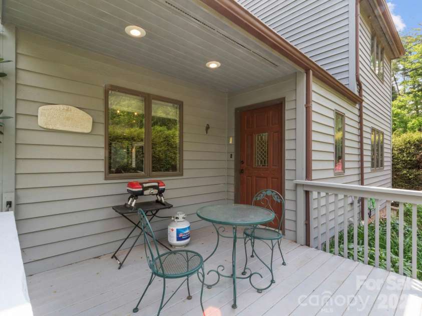 317 Robertson Street, Burnsville, NC 28714.  MLS# CAR4376081, YatesRealty ID 21941. 