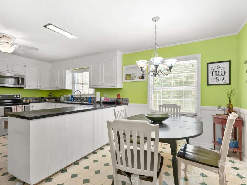 1210 Brookwood Drive, Shelby, NC 28150.  MLS# CAR4229216, YatesRealty ID 21944. Breakfast area