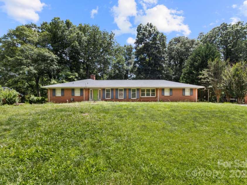 1210 Brookwood Drive, Shelby, NC 28150.  MLS# CAR4229216, YatesRealty ID 21944. Sprawling brick ranch located in a quiet neighborhood